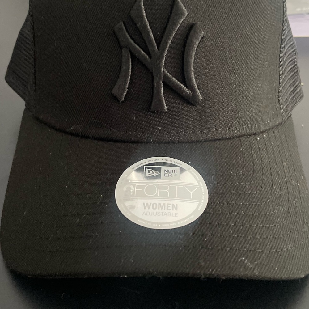 NWOT New Era Women's Black on Black Yankees NY Trucker Cap (Worn Once)